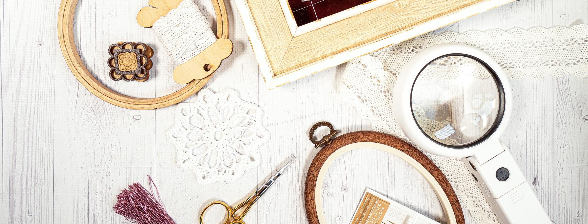 Workshop table with threads and hoop